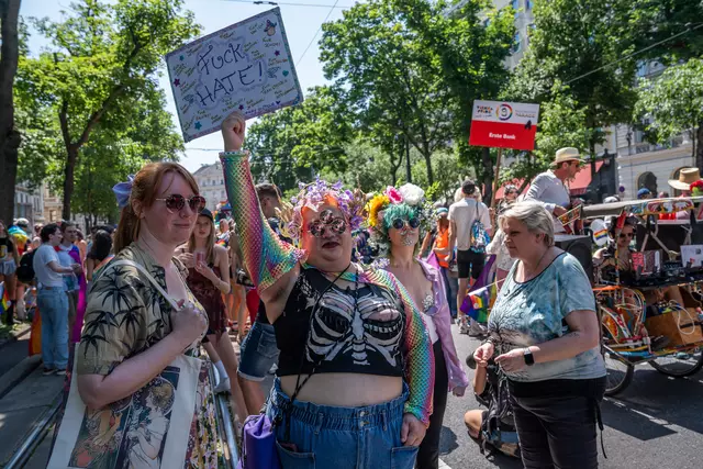 "Fuck Hate" lautet das Motto. Vielfalt, Liebe und Akzeptanz stehen im Vordergrund der Pride Parade. | Foto: Valentina Marinelić/MeinBezirk
