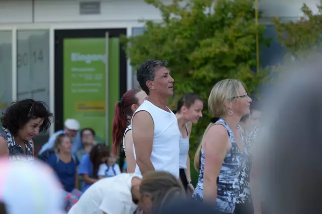 Auch drei Männer haben mitgetanzt. | Foto: Michael Berger