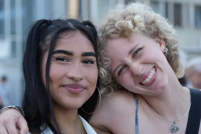 Katja Zelenka (rechts) und Angie Uruena (links) haben sich den Tanz angeschaut. | Foto: Michael Berger