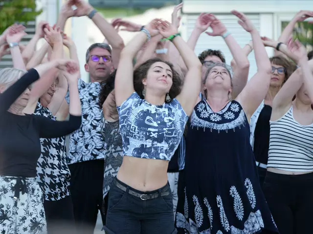 Tänzerinnen und Tänzer in Bewegung. | Foto: Michael Berger