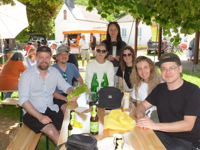 Auch der Burgenländische Musiker Max Schall war vor Ort und genoss das Beisammensein vor dem Pfarrstadl. 