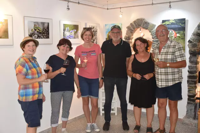 Reinhard und Dietlinde Koch luden zu Kunst, Wein und Gartenidylle ein. | Foto: Michael Strini