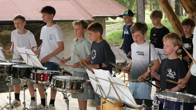Die Schlagzeugklasse eröffnete das Open Air in Sautens