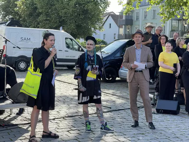 Eröffnungsrede  am Simbacher Bahnhof von Fina Esslinger (li.) und Otto Trametsberger (re.) - Programm-Board, Moderation: Alice Moe  | Foto: Josef Goldhofer