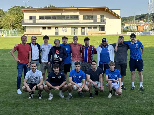 Die Spieler und Funktionäre vom SV Großpetersdorf gratulierten ihrem Jubilar Erich "Ferry" Kovacs (langjähriger Obmannstellvertreter) zum 60. Geburtstag. | Foto: Michael Strini