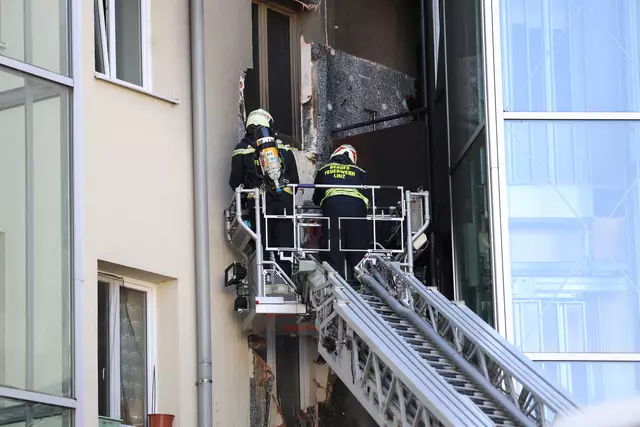 Brand Freitagnachmittag, 13. Juni 2025, in Linz: In einem Mehrparteienhaus in der Franckstraße ist ein Feuer ausgebrochen. Polizei und Feuerwehr retteten die Bewohner. Fünf Menschen wurden verletzt.  | Foto: TEAM FOTOKERSCHI / BILAL AHMETOVIC