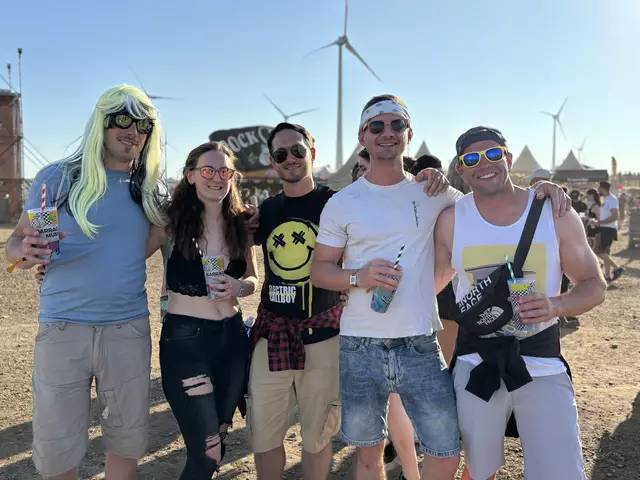 Der letzte Tag am Nova Rock 2025 geht dem Ende zu. Bis zuletzt strömen Menschen zu den Bühnen. In ein paar Stunden spielen die letzten Headliner des Festivals. | Foto: Lisa-Marie Zehetbauer