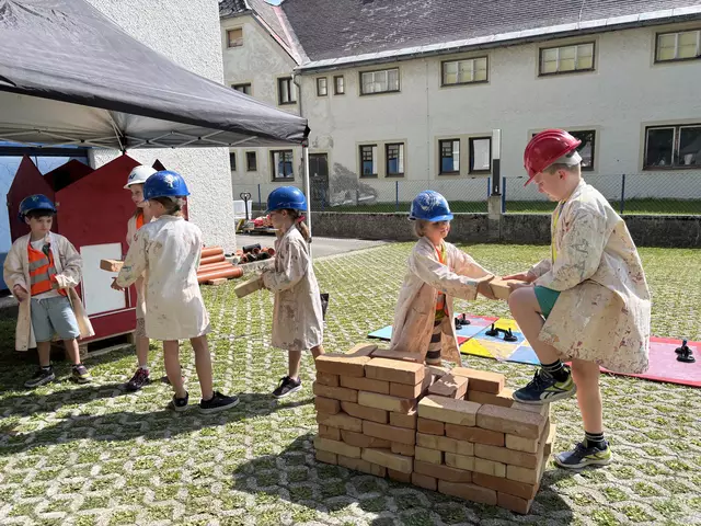 Mit Schutzhelmen und Arbeitskleidung ausgestattet, waren die Kinder mit Begeisterung bei der Sache.