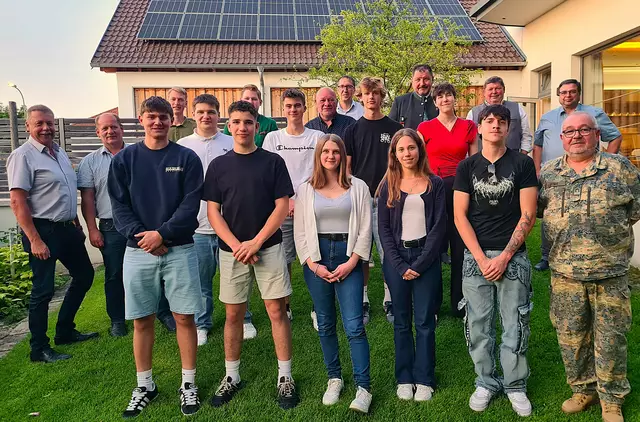 Philipp Hienert, Julian Krampulz, Daniel Pleil, Andreas Schweinberger, Emily Schiemer, Moritz Werschnak, Annika Braunstingl, Iris Katharina Rutschka, David Fally, Stabswachtmeister Christian Luckner – dahinter Bürgermeister Josef Tatzber, Vize BGM Gerhard Strasser, Jugendgemeinderat Elias Borensky, gf. Gemeinderäte Jan Borensky, Michael Rudolf Bammer, Florian Huysza, ÖKB-Obmann Josef Kohzina, gf. GR Horst Obermayer und Herwig Krammer.
 | Foto: privat