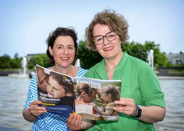 NÖ Familienland GmbH-Geschäftsführerin Barbara Trettler mit Familien-Landesrätin Christiane Teschl-Hofmeister beim Lesen der neuen Familienzeit-Ausgabe. | Foto: NLK Khittl
