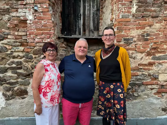 Die Sonne lachte vom Himmel, die Stimmung war heiter, die Kulisse einfach märchenhaft: Vor ausverkauftem Haus trat Martina Schwarzmann am Samstagabend auf der wunderschönen Burg Gars auf – mitten im Herzen des Waldviertels. | Foto: Manuela Danzinger