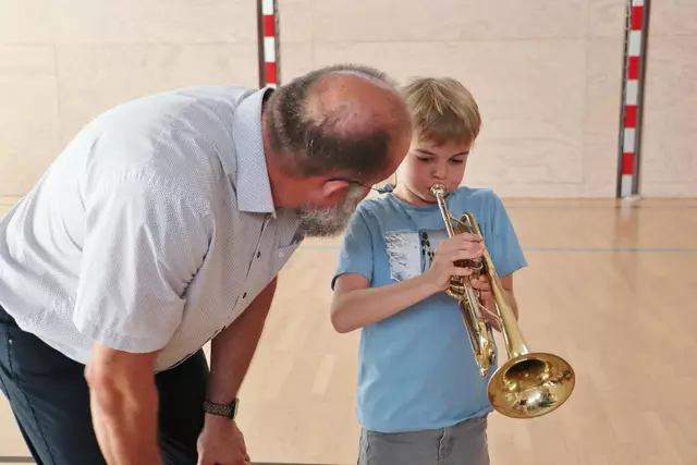 Musikschuldirektor Willi Berghold hat im Alter von sieben Jahren mit der Trompete begonnen. Neben der Familie gehört auch 40 Jahre später die Trompete zu seiner großen Leidenschaft.  | Foto: Edith Ertl
