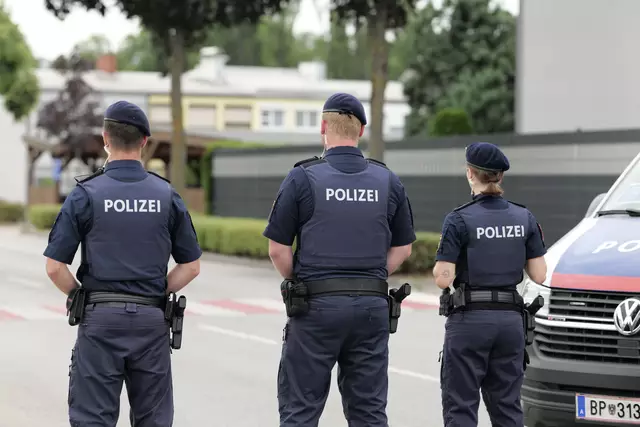 Bilder, wie wir sie an steirischen Schulen nicht mehr sehen wollen: Polizeieinsatz wegen einer Bedrohungslage. (Symbolfoto) | Foto: Santrucek/MeinBezirk