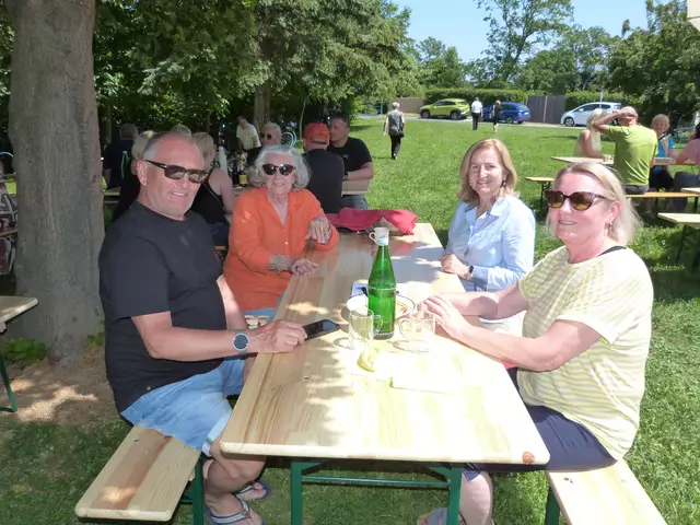 Das Wetter und die Gemeinschaft genießen - in Lutzmannsburg. 