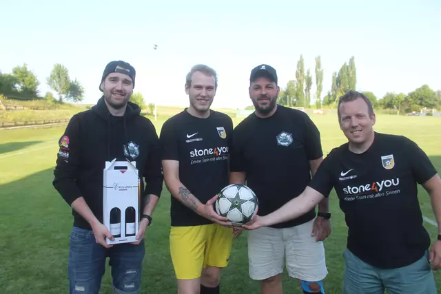 Die Schattnbruat Grabern sponserte den Spielball für Grabern- Burgschleinitz. | Foto: arbes