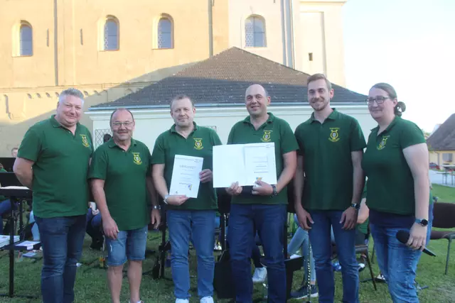 40 Jahre im Musikverein: Martin Jelinek und Karl Rohringer (Mitte) wurden geehrt. | Foto: arbes