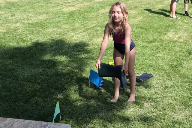 Der Gummistiefel musste auf dem Podest landen | Foto: Gerhard Langmann