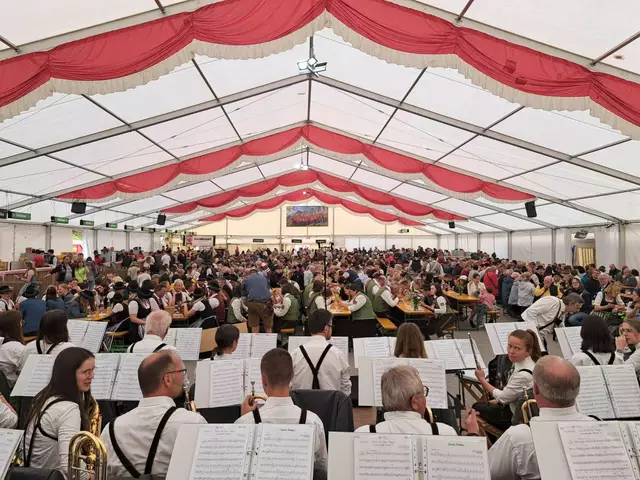 Volles Haus, als der Musikverein Kraubath im Festzelt aufspielte.  | Foto: MV Kraubath