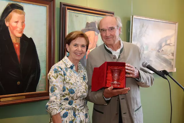 Brigitta Pallauf übergab den Ehrenbecher an Günther Friedrich.