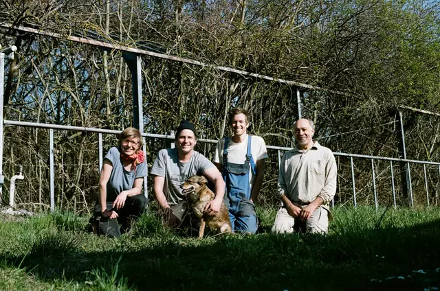 Martina Nicolussi, Walter Gössinger, Fabian Franta und Robert Richter bringen regionales Gemüse auf den Teller.  | Foto: Föllig Gemüse