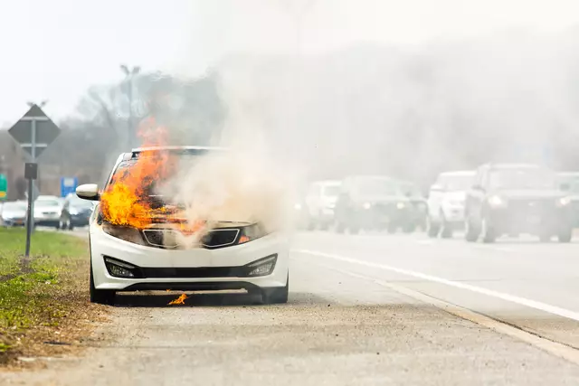 Nach dem Stillstand begann das Auto zu brennen. (Symbolbild) | Foto: stock.adobe.com/at/PhotoSpirit 