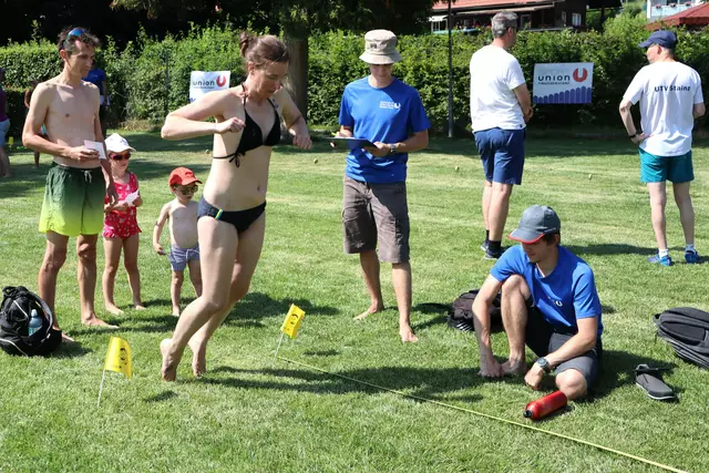 Es ist schön, wenn die Mama mit gutem Beispiel vorausspringt | Foto: Gerhard Langmann