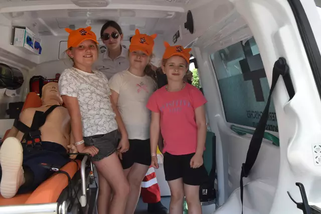 Das Innenleben eines Rettungsautos war für die Kinder spannend. | Foto: Michael Strini