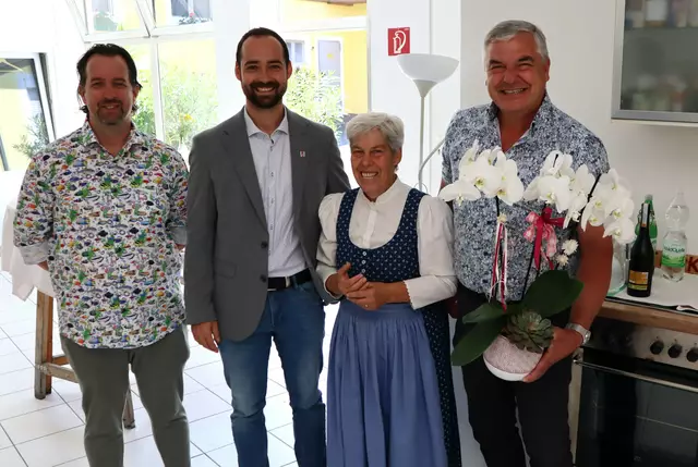 Blümchen von der Gemeindevertretung mit Bürgermeister Karl Bohnstingl, Vbgm. Christoph Oswald und GemR Georg Fuchshofer (v.r.) | Foto: Gerhard Langmann