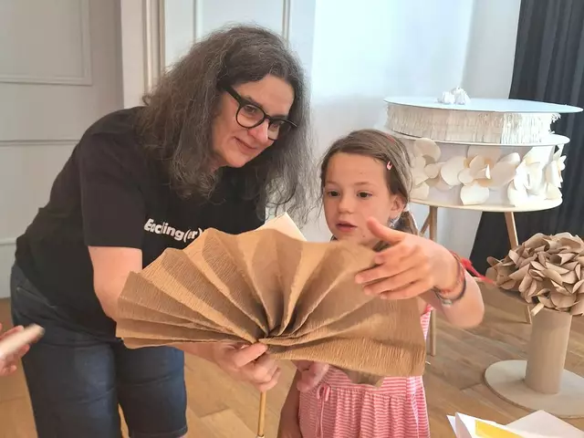 Künstlerin Doris Scharfetter- Voglsberger mit einer jungen Faltkünstlerin | Foto: LKV