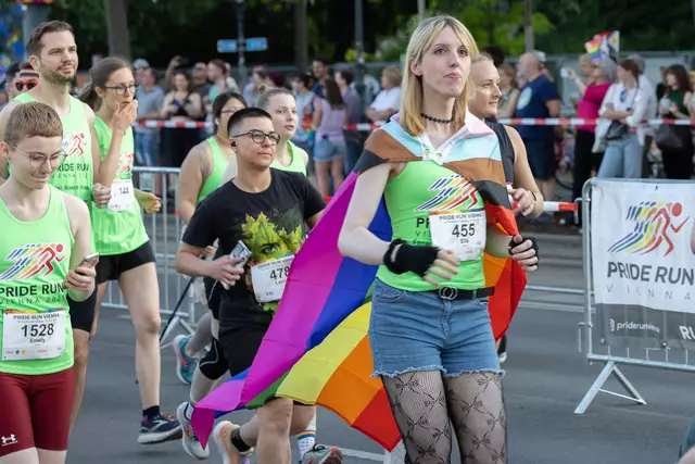 Die Regenbogenfahnen begleiteten die Läuferinnen und Läufer beim Pride Run Vienna als farbenfrohes Symbol für Stolz und Vielfalt. | Foto: René Brunhölzl