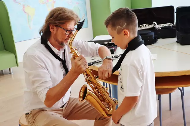 Musikschullehrer Franz Schöllauf motivierte interessierte Kinder zu ersten Tönen am Saxophon. | Foto: Edith Ertl