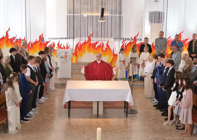 Pfarrer Hans-Peter Premur spendete den Jugendlichen hinter der Installation „Fadenkreuz Feuer“ von Brandy Brandstätter die Heilige Firmung. | Foto: Foto Horst