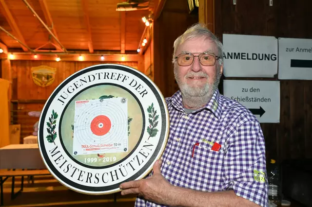 Herbert Hahn mit der Jubiläumsscheibe | Foto: Wilfried Fischer