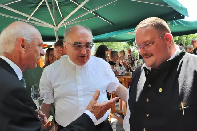 Bischof Wilhelm und Hans Perstling im Gespräch mit SPÖ-Ortsparteivorsitzenden Rene Strohmeier | Foto: Edith Ertl