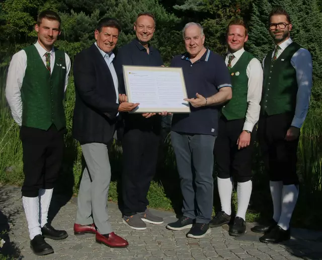 Walter Schwanzer (4.v.l.) übergibt die Noten seines neuen Marsches "Weinstadt Langenlois" gemeinsam mit Raiffeisendirektor Adi Feichtinger (3.v.l.) an Bürgermeister Harald Leopold. (2.v.l.). Für die Stadtkapelle mit dabei ist auch Kapellmeister Michael Cerny  (2.v.r.). 