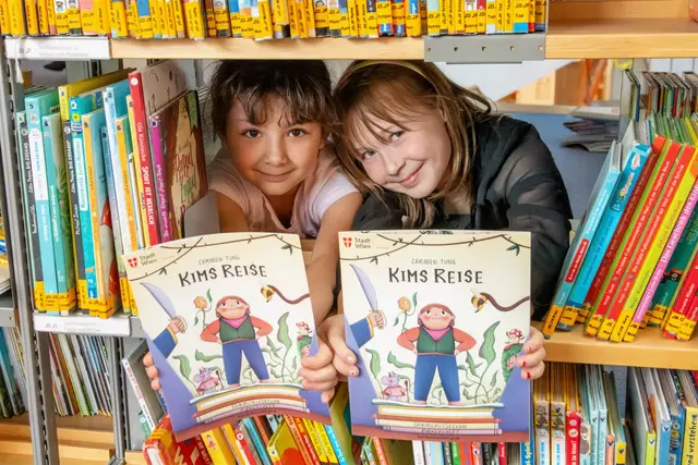 Der Lesesommer in Wien startet wieder. Er soll Kinder motivieren, mehr zu lesen. Man bekommt Pickerl fürs Pickerlheft beim Buch-Ausborgen und kann am Schluss sogar etwas gewinnen. | Foto: Stadt Wien Büchereien/Natalie Stephan