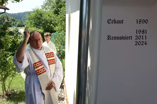 Pfarrer Werner Marterer besprengte das Gotteshaus von allen Seiten mit geweihtem Wasser | Foto: Gerhard Langmann