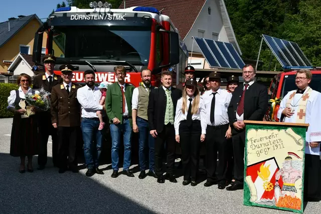 Viel Freude bei der FF Dürnstein für die neuen Fahrzeuge, im Bild mit den Ehrengästen, Paten und Wehrverantwortlichen. | Foto: Anita Galler