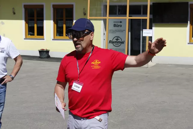 Platzleiter Franz Rammel führte durch den Betrieb | Foto: Walter Kellner