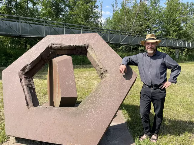 Dietmar Gruber vor einer älteren Arbeit (2015)  | Foto: Josef Goldhofer
