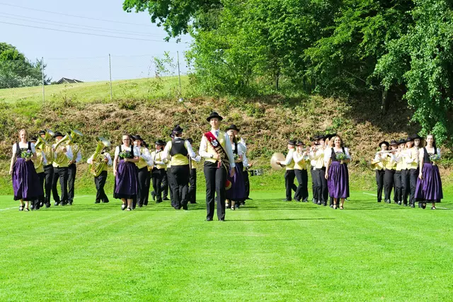 Den Start des Bezirksmusikfestes machte durch das Jubiläumsjahr zurecht die Musikkapelle Kirchberg. | Foto: Alfred Hofer
