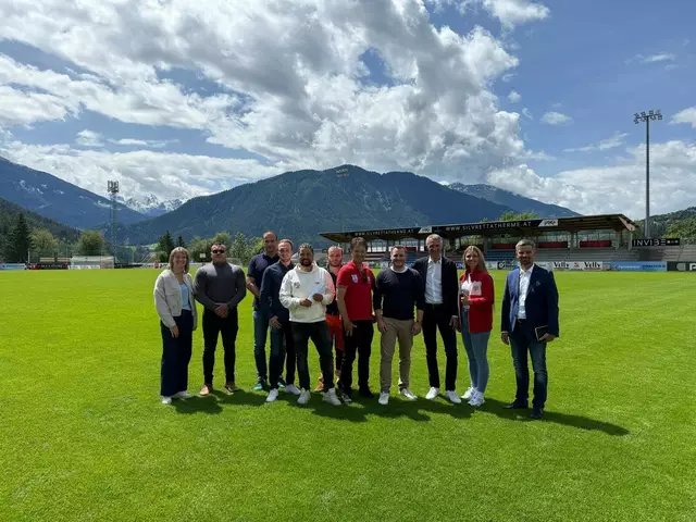 Der Vereinsvorstad der RED EAGLES Austria mit den verantwortlichen des FC Bayern München bei der
Besichtigung der Red Eagles Austria Arena in Imst. | Foto: Red Eagles Austria