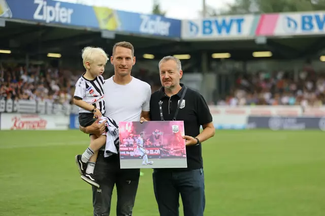 Christian Ramsebner ist der neue Hoffnungsträger in Micheldorf. Im Spiel gegen Rapid am 30. Juli 2021 wurde er von LASK-Geschäftsführer  Andreas Protil verabschiedet. | Foto: Reischl