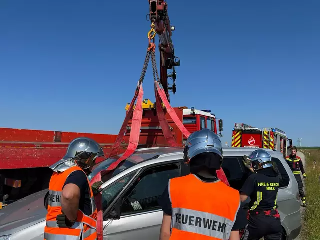 Der Unfall-Pkw wird von der FF geborgen. | Foto: DOKU NÖ