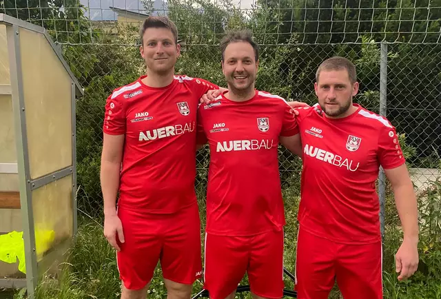 Thomas Scheiber, Mathias Gstrein und Thomas Gufler (von links) beendeten in Umhausen ihre aktive Karriere. | Foto: Reinstadler