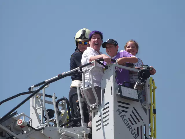 2. Vizebürgermeisterin Ing. Christina Köppel und die Kleinen hatten keinerlei Scheu und genossen die Aussicht vom Feuerwehrkran - ein unvergessliches Erlebnis. 