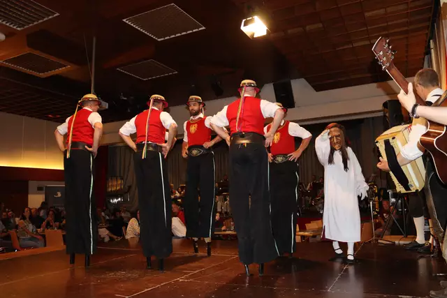 Der legendäre Stelzentanz.  | Foto: Elisabeth Zangerl