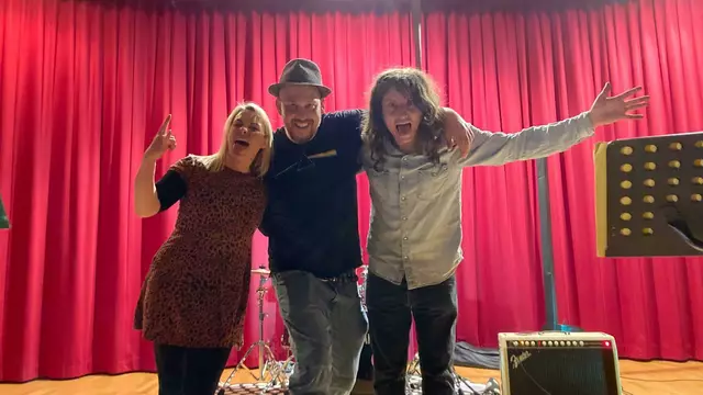 Yves Krismer mit seiner Frau Pia Unterlechner und Mirko Schuler (v.l.) | Foto: Schuler