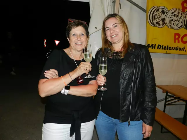  Mitterhofer Kathrin, Hedwik Goldinger haben sich unterhalten von der Damenrunde | Foto: Heribert Punz