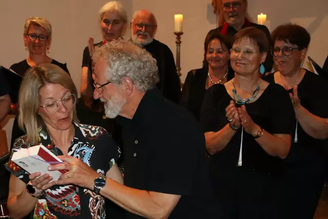 Süßes für Julia Gruber, die am Klavier begleitet hatte | Foto: Gerhard Langmann